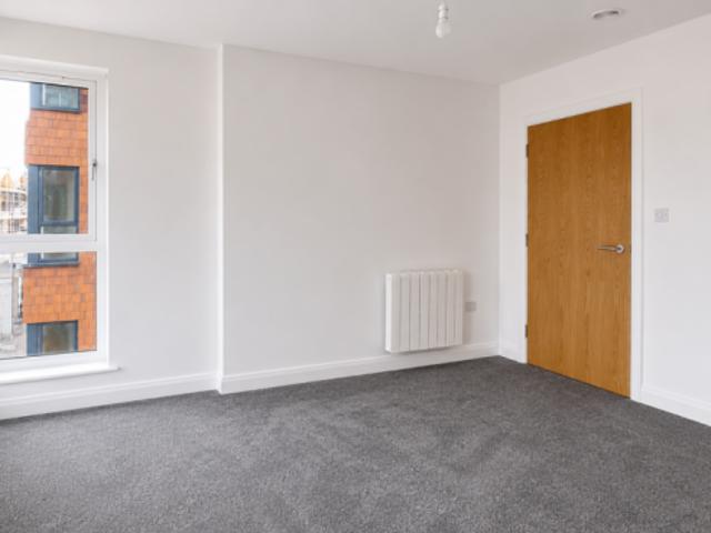 Flat for rent in Lipson, Mount Wise