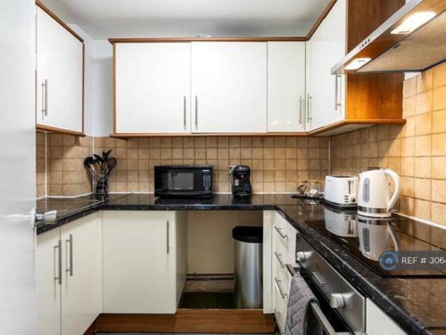 Flat for rent in Cat Hill, England