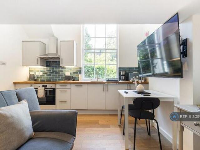Flat for rent in Cat Hill, England