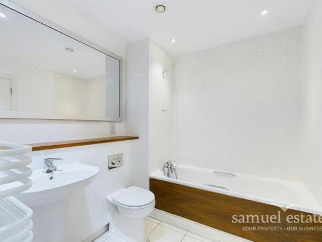 Flat for rent in Cat Hill, England