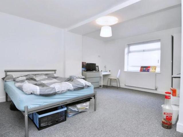 Flat for rent in South Lane, West Yorkshire
