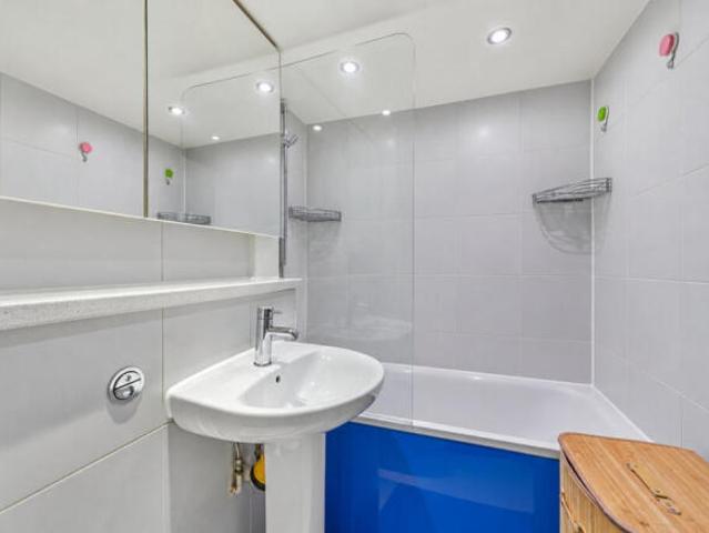 Flat for rent in Cat Hill, England