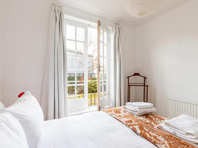 Property for rent in Cat Hill, England