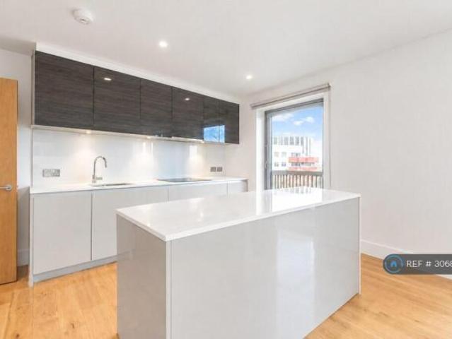Flat for rent in Cat Hill, England