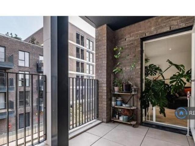 Flat for rent in Cat Hill, England
