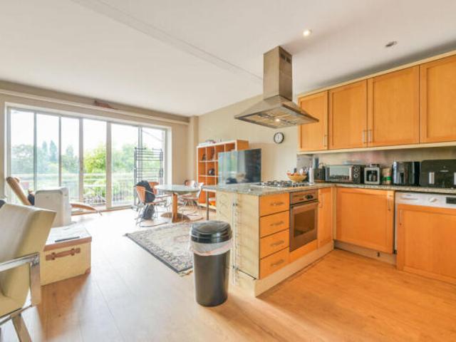 Flat for rent in Brentford, Greater London
