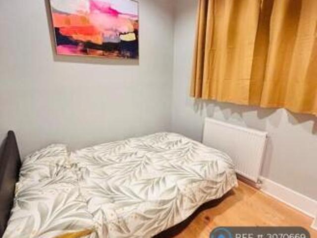Flat for rent in Cat Hill, England