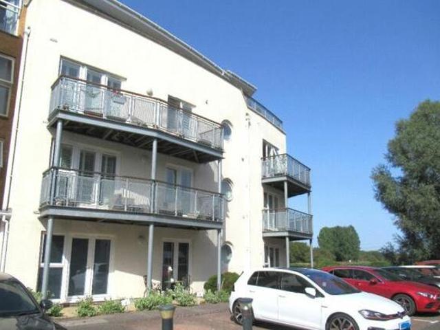 House for rent in Row Town, Surrey