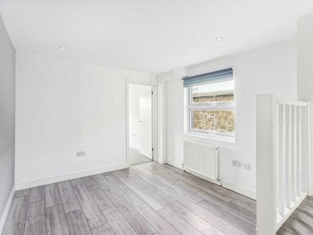 Flat for rent in Tooting Graveney, Greater London