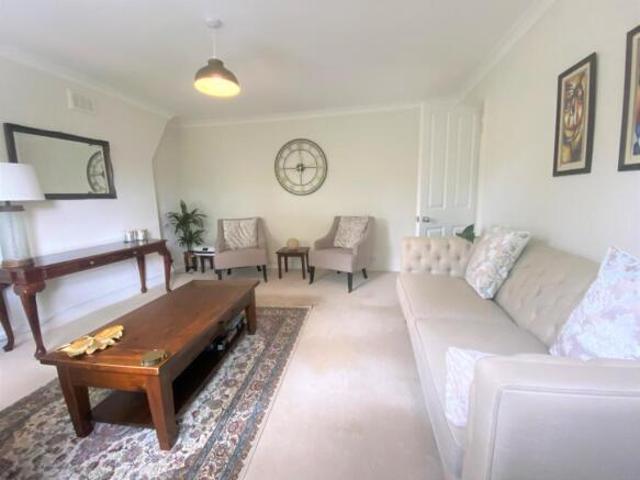 Flat for rent in Cat Hill, England