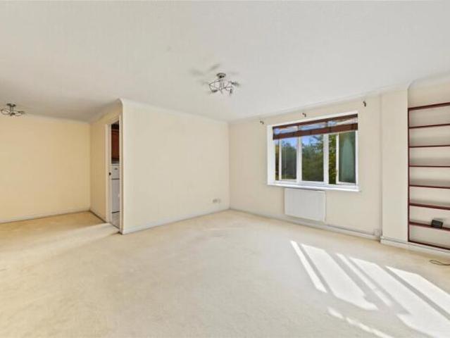Flat for rent in Cat Hill, England