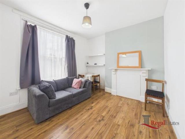 Flat for rent in Cat Hill