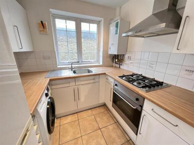 Flat for rent in Cat Hill, England