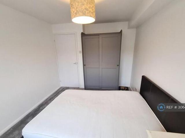 Flat for rent in Cat Hill, England