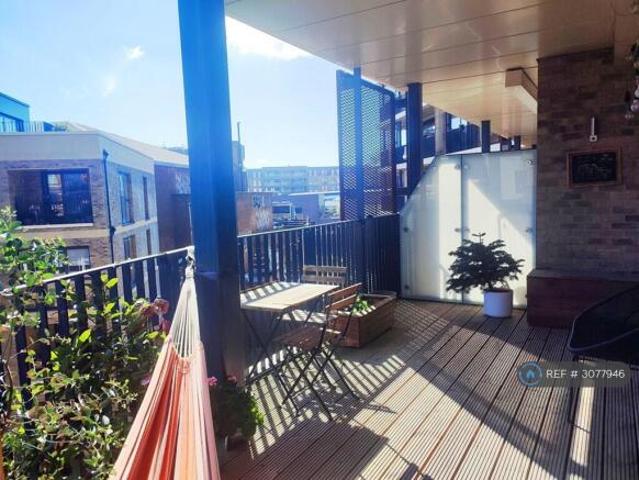 Flat for rent in Cat Hill, England