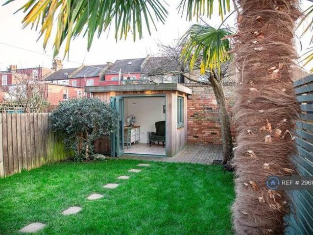 Flat for rent in Leyton, Greater London