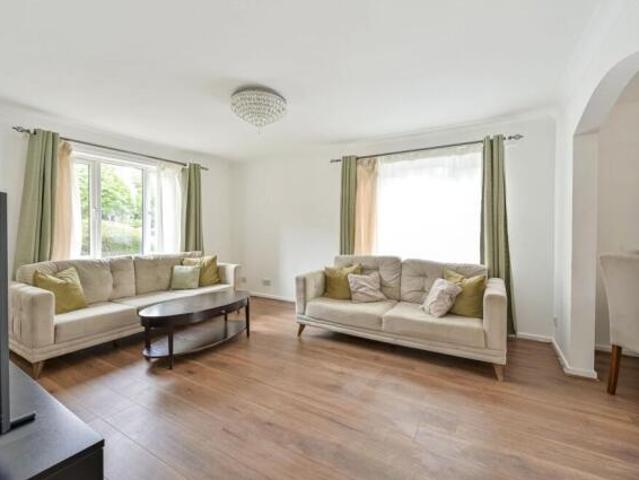 Flat for rent in Cat Hill, England