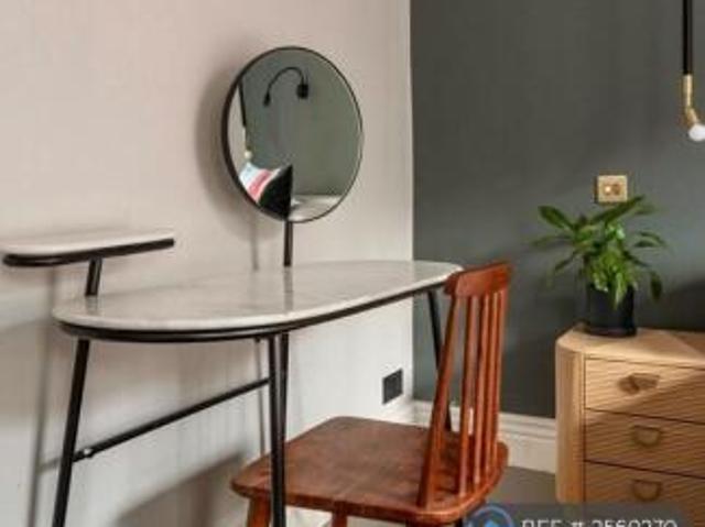 Flat for rent in Cat Hill, England