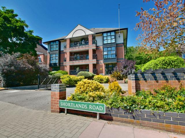 Apartment for rent in Shortlands, Greater London