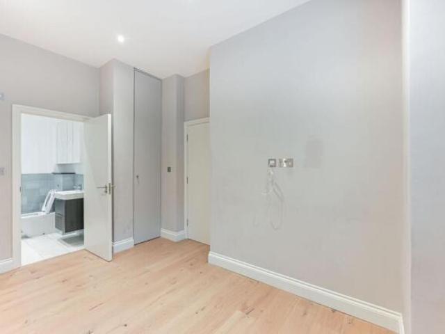 Flat for rent in Chiswick, Greater London