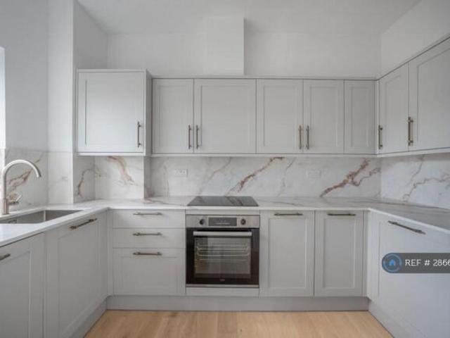 Flat for rent in Cat Hill, England