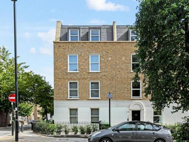 Flat for rent in Cat Hill, England