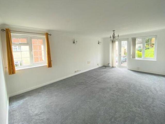 Flat for rent in Willingdon, Cross In Hand