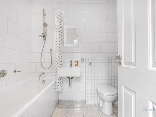 Flat for rent in Little Stanmore, Greater London