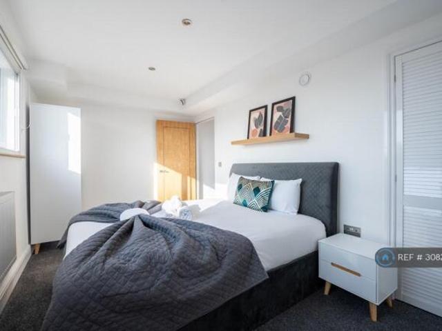 Flat for rent in Cat Hill, England