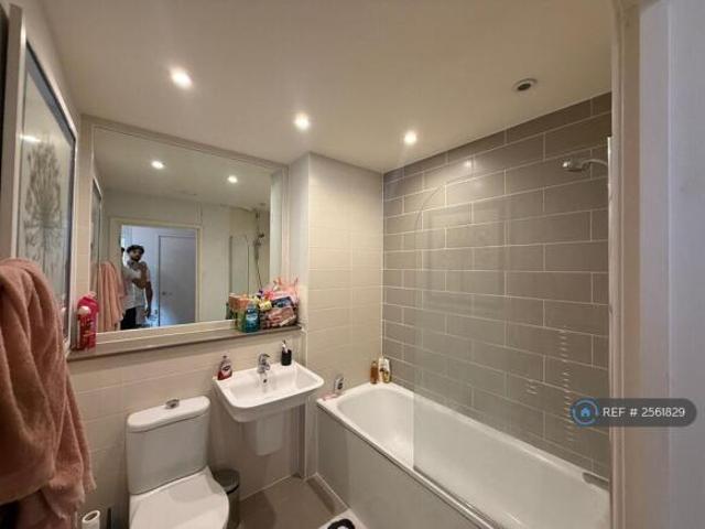 Flat for rent in Cat Hill, England
