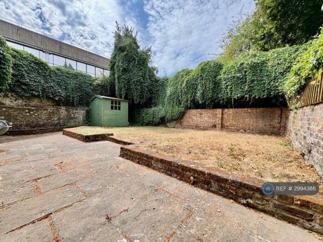 Flat for rent in Cat Hill