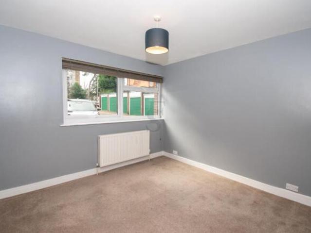 Flat for rent in Cat Hill, England