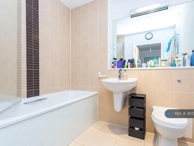 Flat for rent in Cat Hill, England