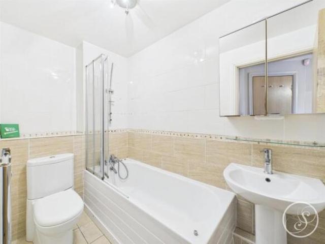 Flat for rent in South Lane, West Yorkshire