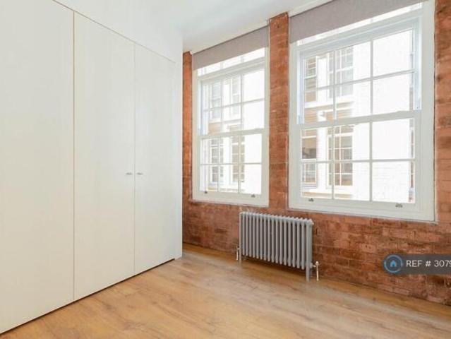 Flat for rent in Cat Hill, England