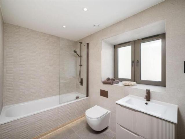 Flat for rent in Cat Hill, England