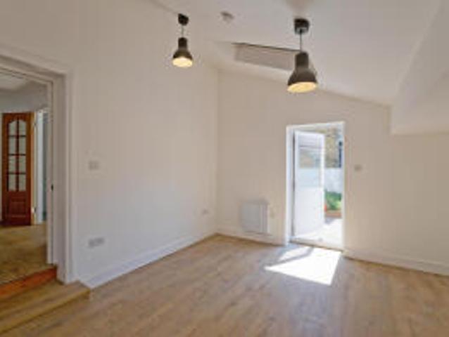 Flat for rent in Cat Hill, England