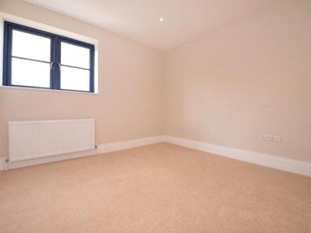 Flat for rent in Tooting Graveney, Greater London