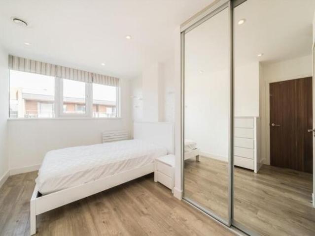 Flat for rent in Tooting Graveney, Greater London