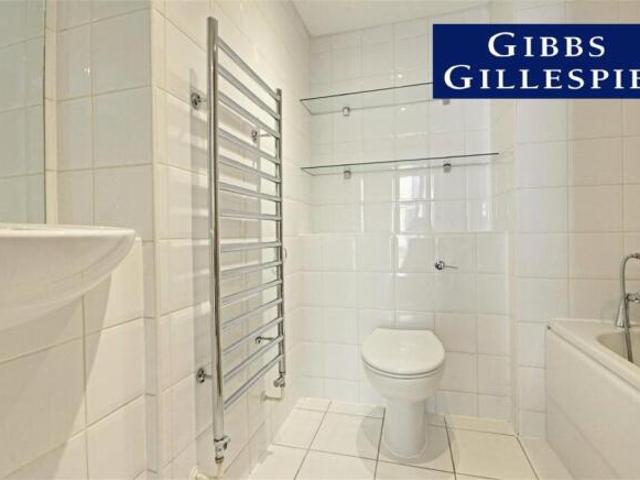 Flat for rent in Brentford End, Greater London