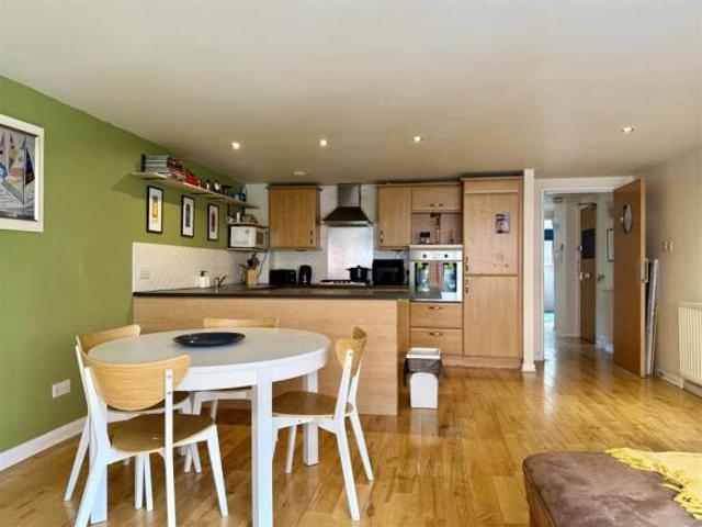 Flat for rent in Shawmoss, Shawlands