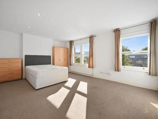 Flat for rent in Cat Hill, England