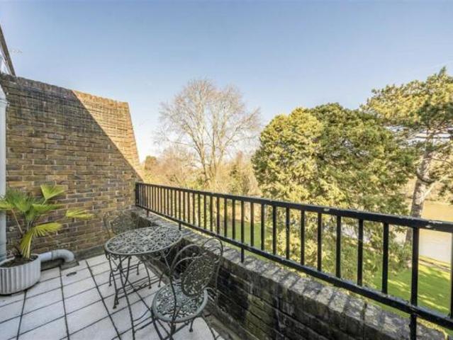 Flat for rent in Teddington, Greater London