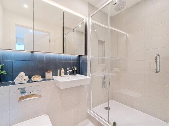 Flat for rent in Colindale