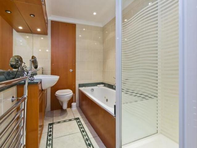 Flat for rent in Cat Hill, England