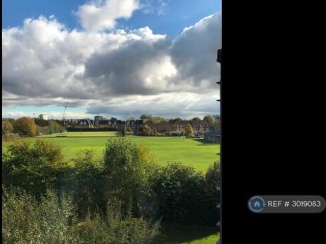 Flat for rent in Cat Hill, England