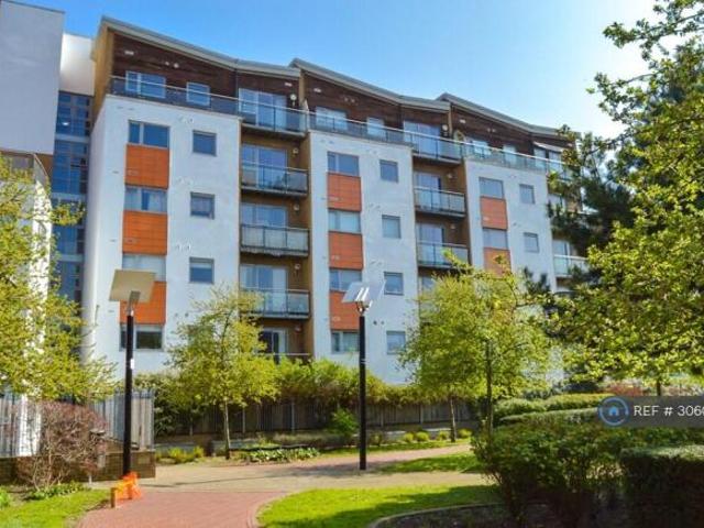 Flat for rent in Cat Hill, England
