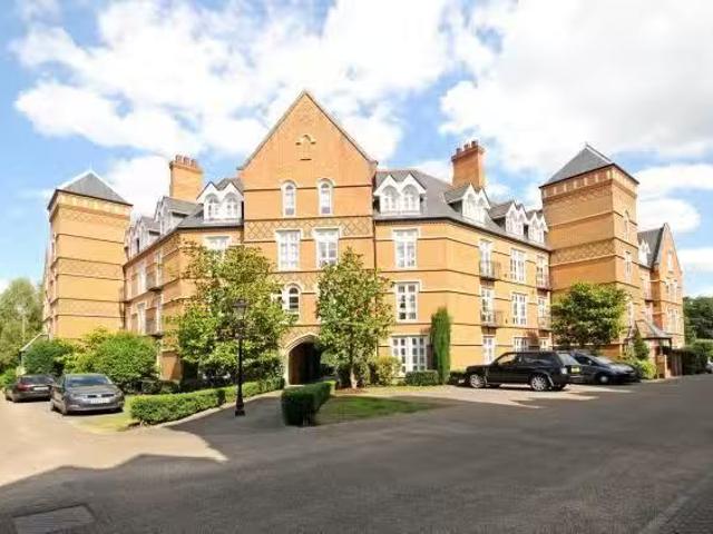 House for rent in Row Town, Surrey
