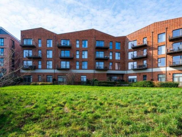 Flat for rent in Westborough, Surrey