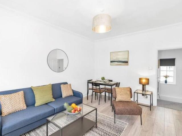 Flat for rent in Cat Hill, England